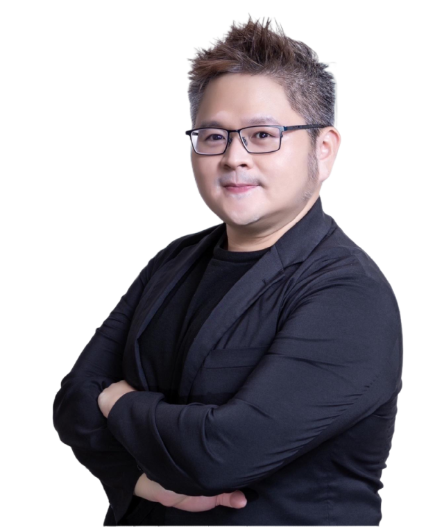 一個戴著眼鏡的男人坐在辦公桌前的電腦前。