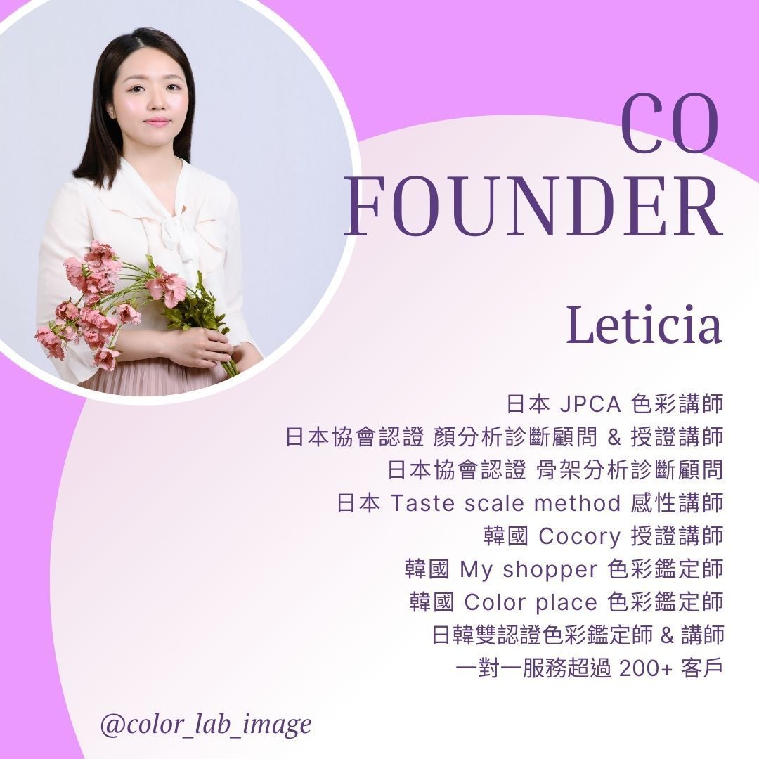 一個女人在紫色背景上拿著一束花。