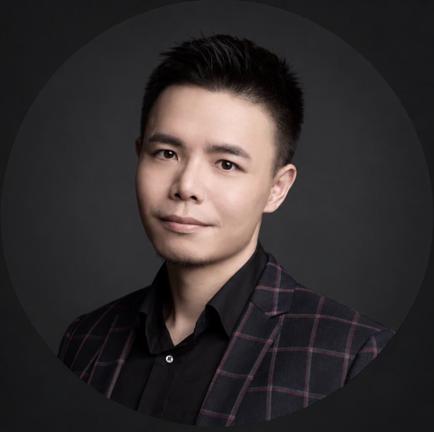 一張穿著西裝和黑色襯衫的男人的黑白照片。