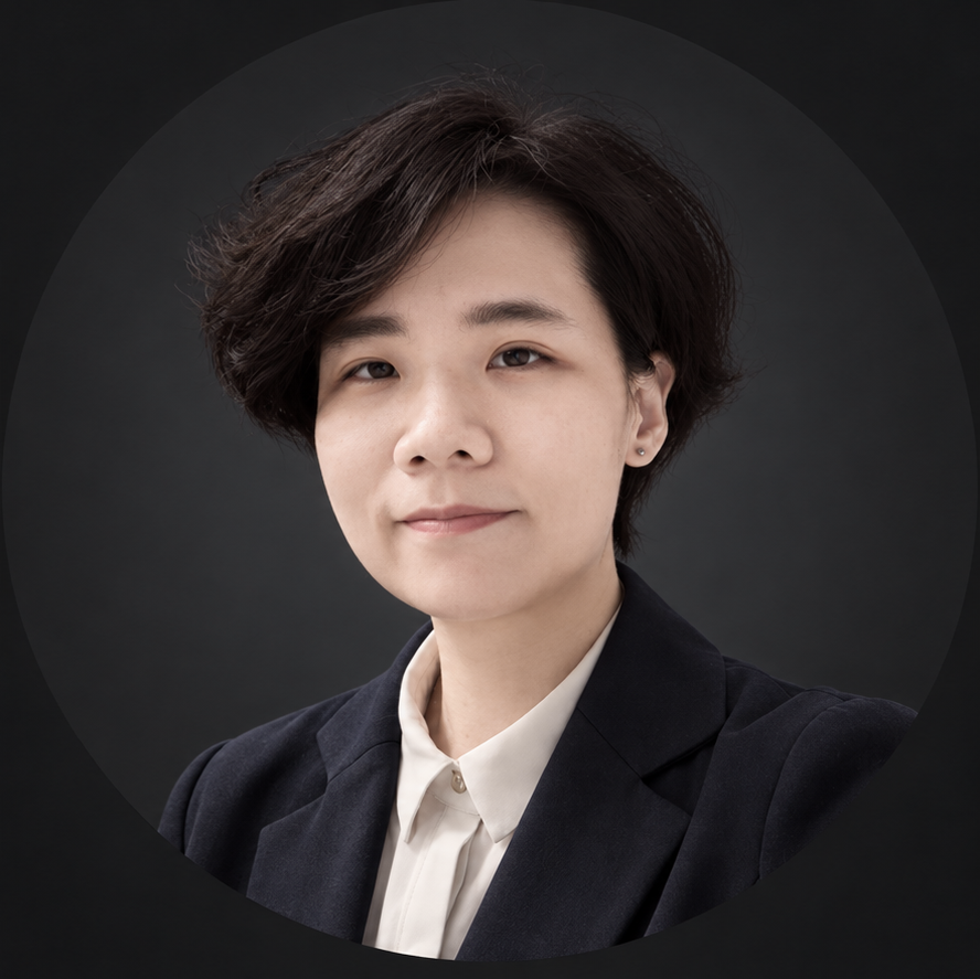 一張穿著西裝打領帶的女人的黑白照片。