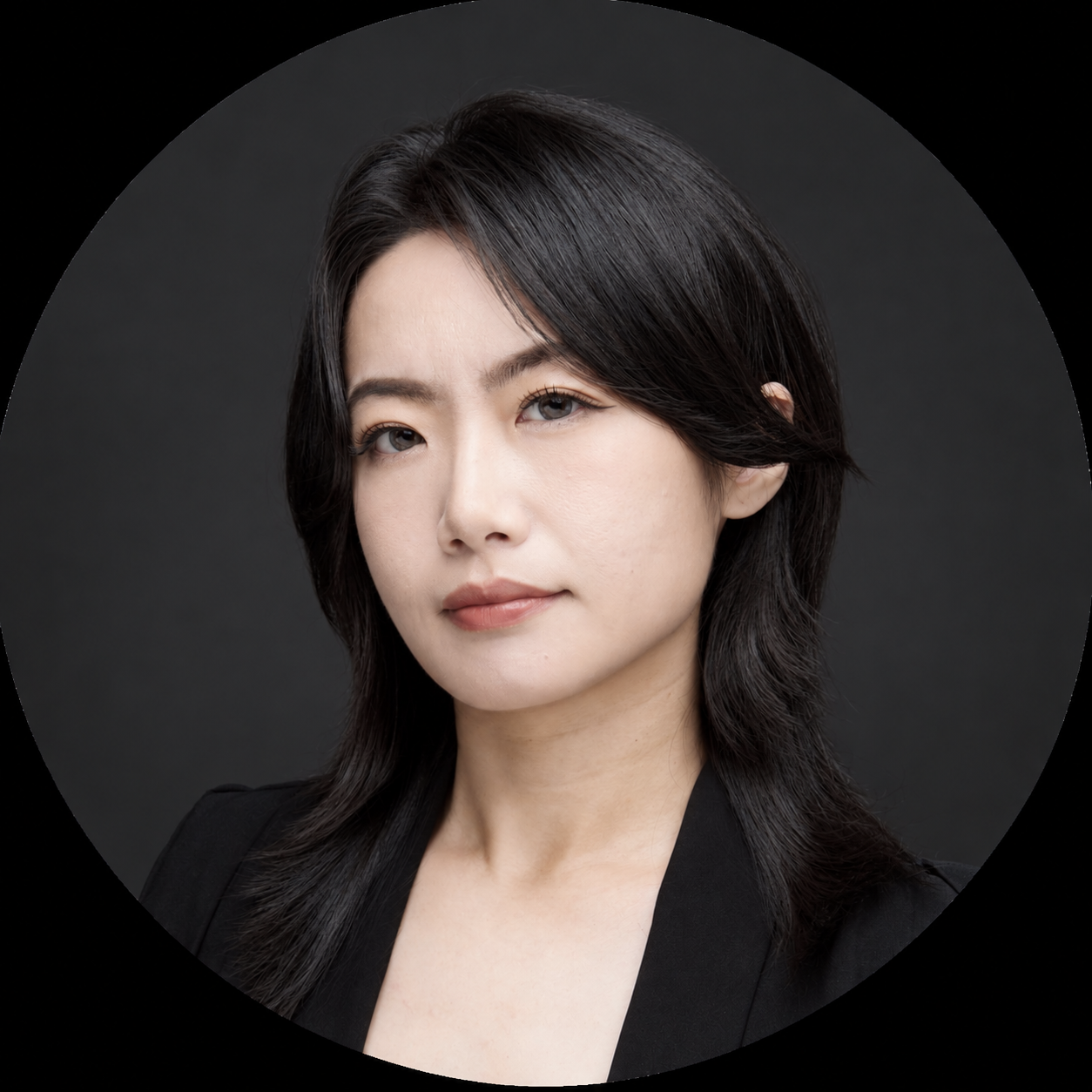 一張穿著西裝打領帶的女人的黑白照片。