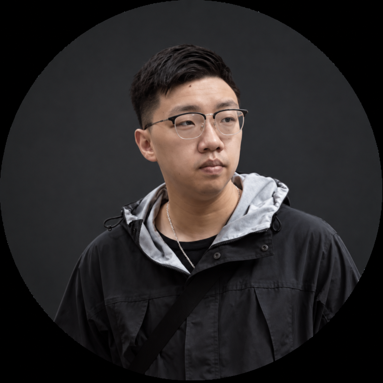 一張穿著西裝和黑色襯衫的男人的黑白照片。