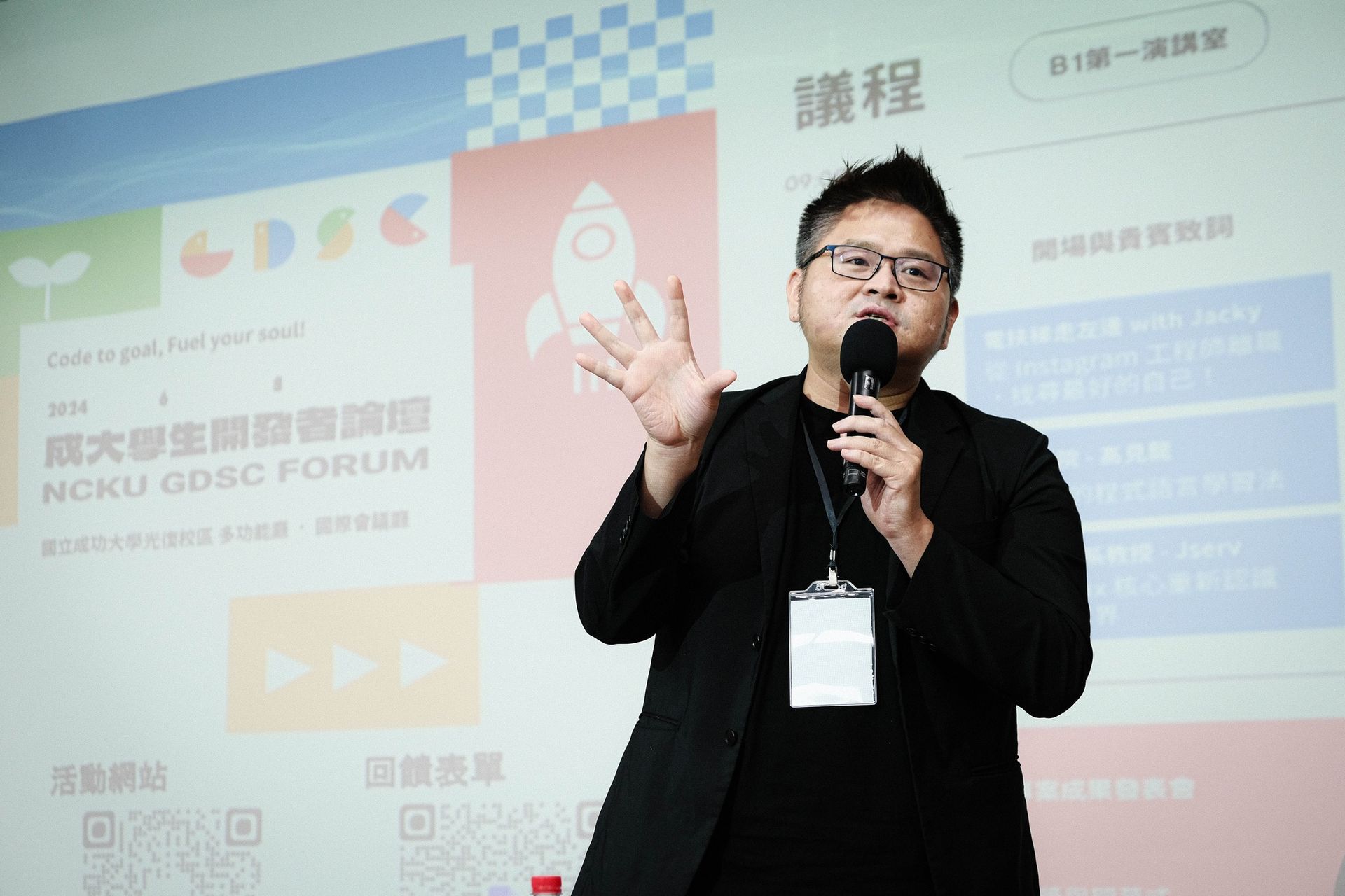 一位戴著墨鏡的女士坐在水體前的桌子旁
