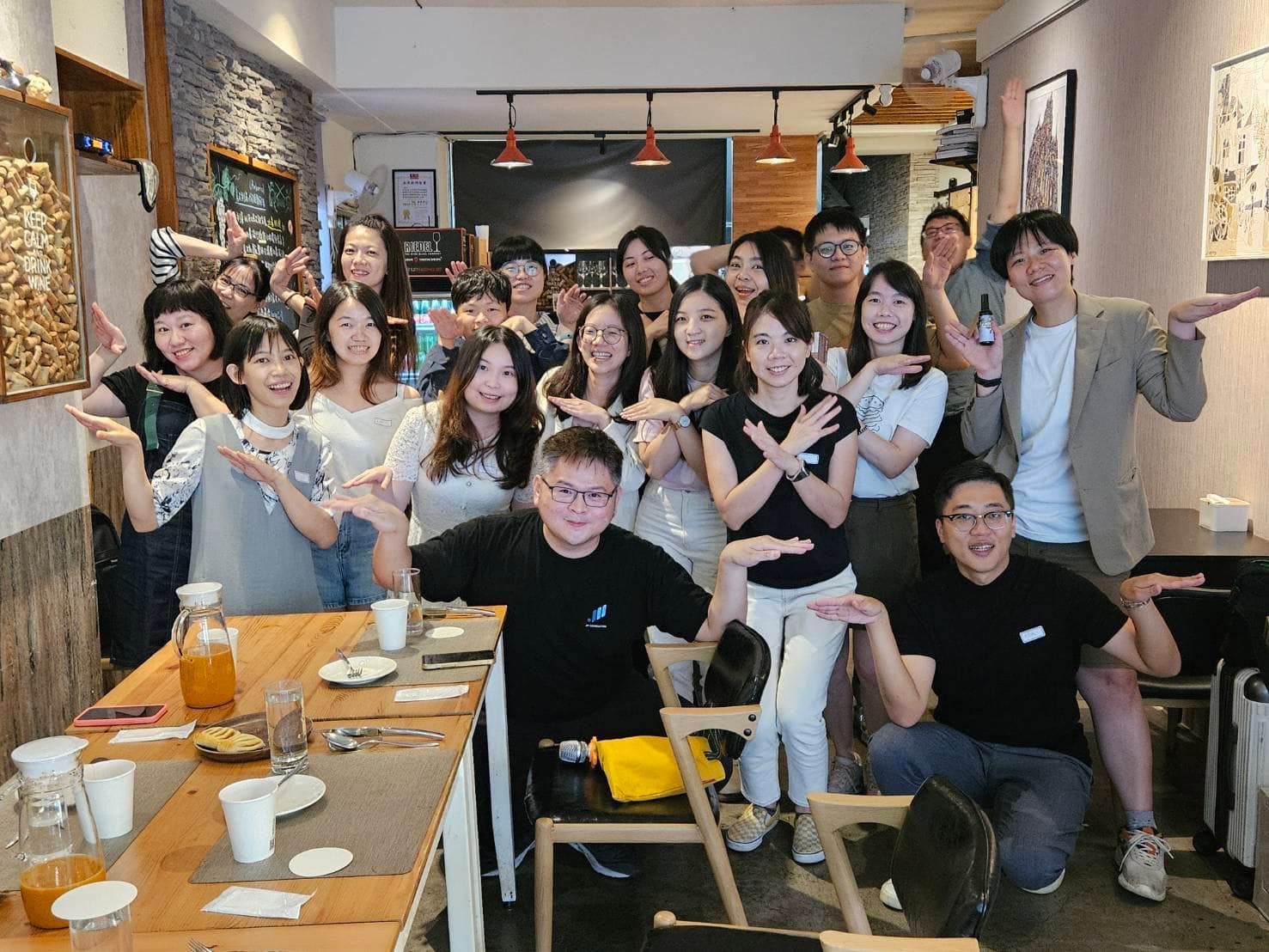 一群人在一家餐廳裡擺姿勢拍照。