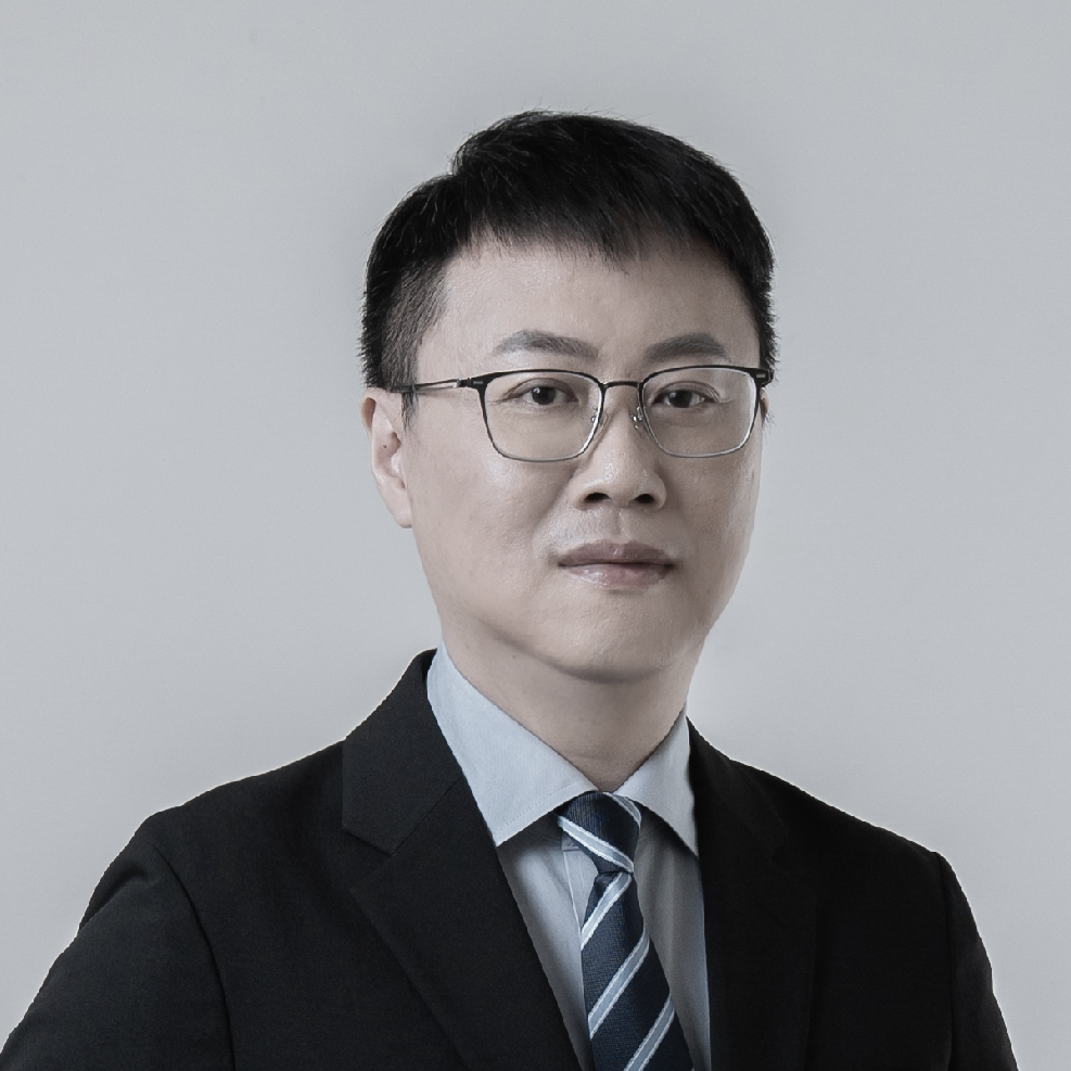 一張黑白照片，照片上是一位戴著掛繩、微笑的女人。