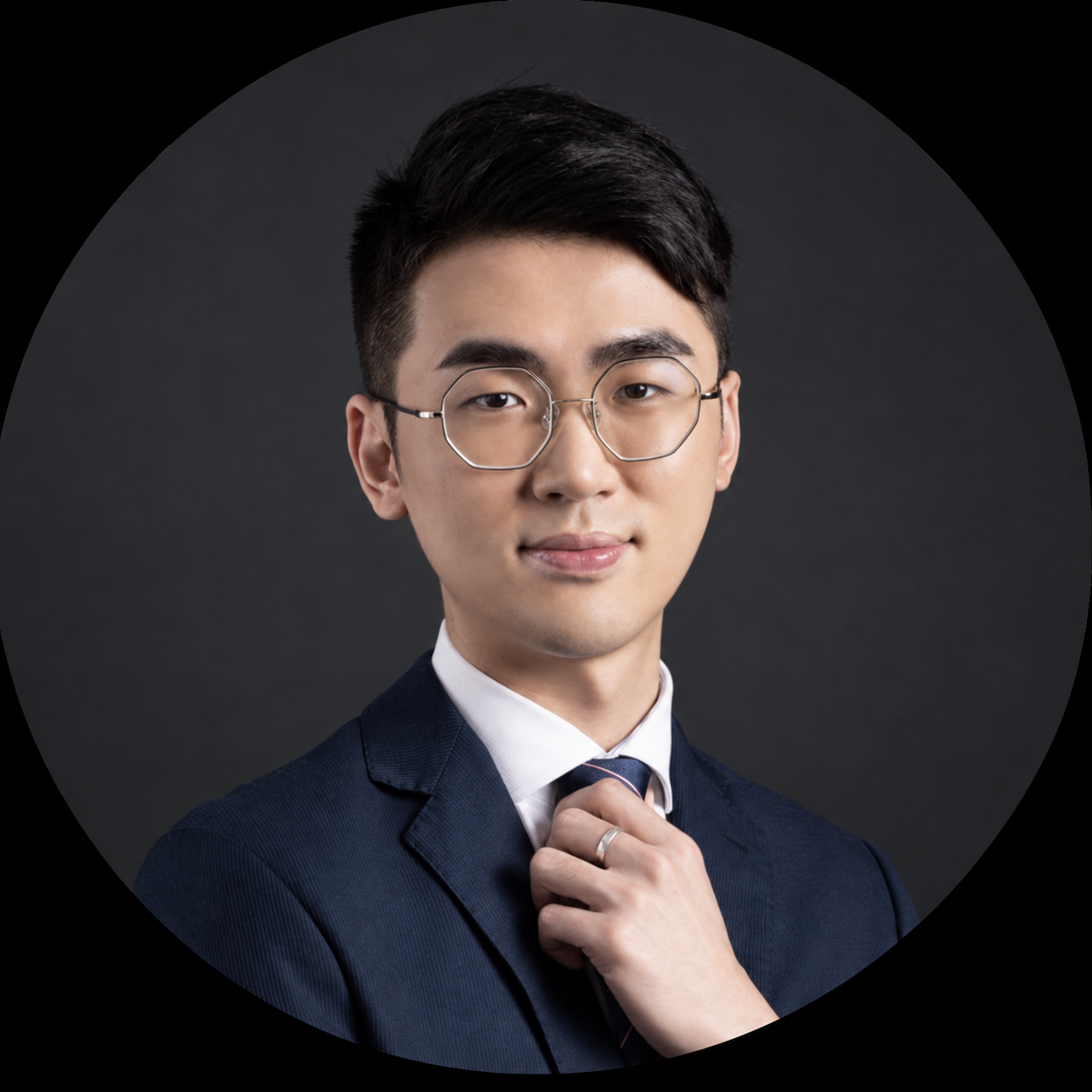 一張穿著西裝和黑色襯衫的男人的黑白照片。