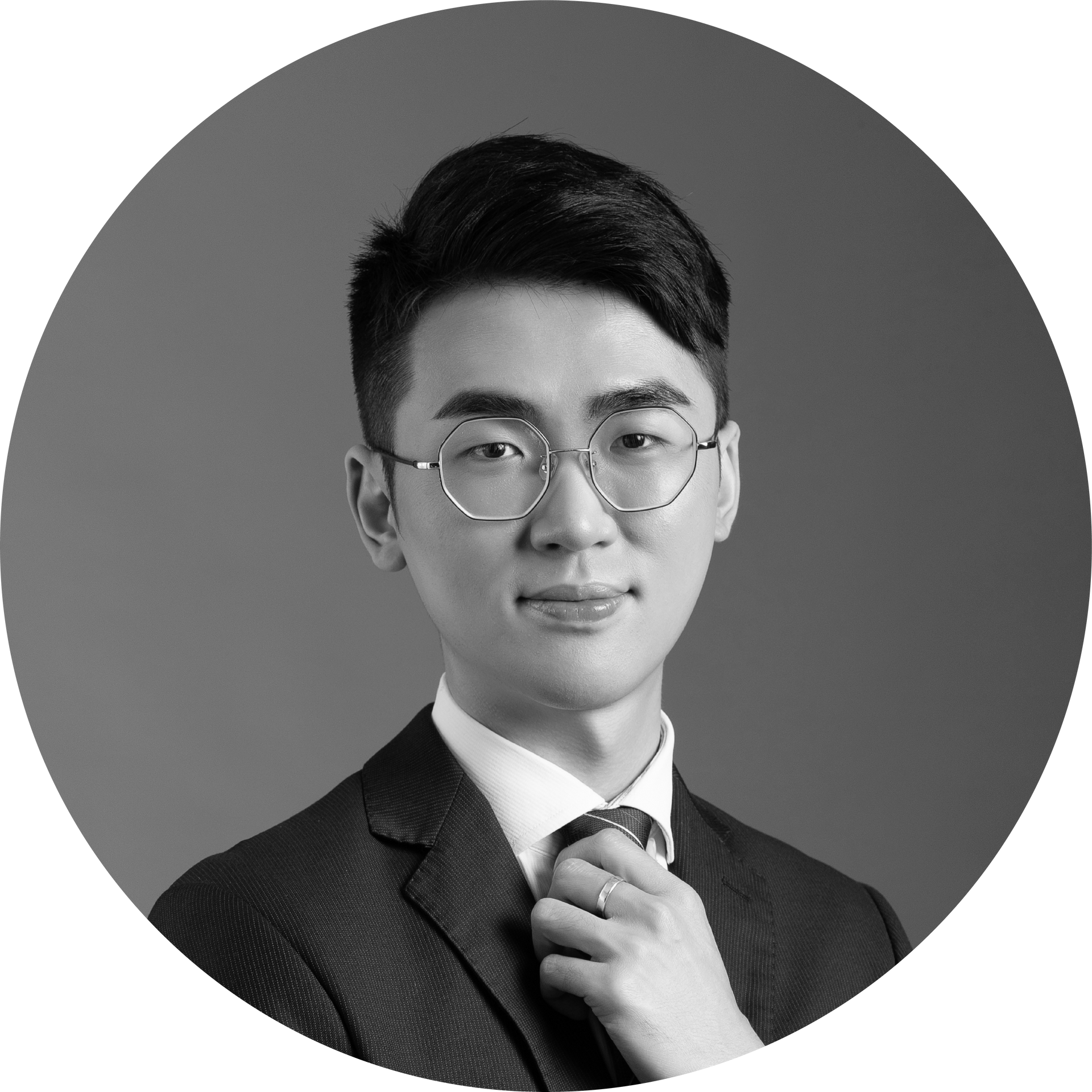 一張穿著西裝打領帶的男人的黑白照片。