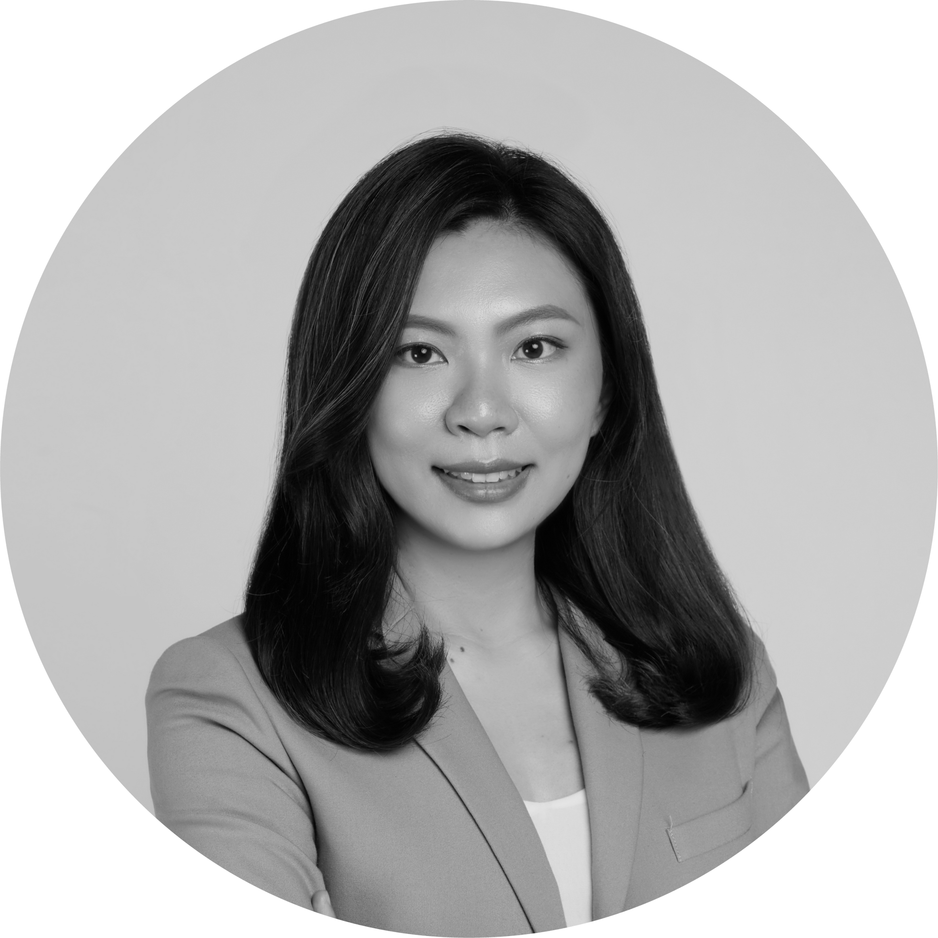 一張身穿西裝的女人圍成一圈的黑白照片。