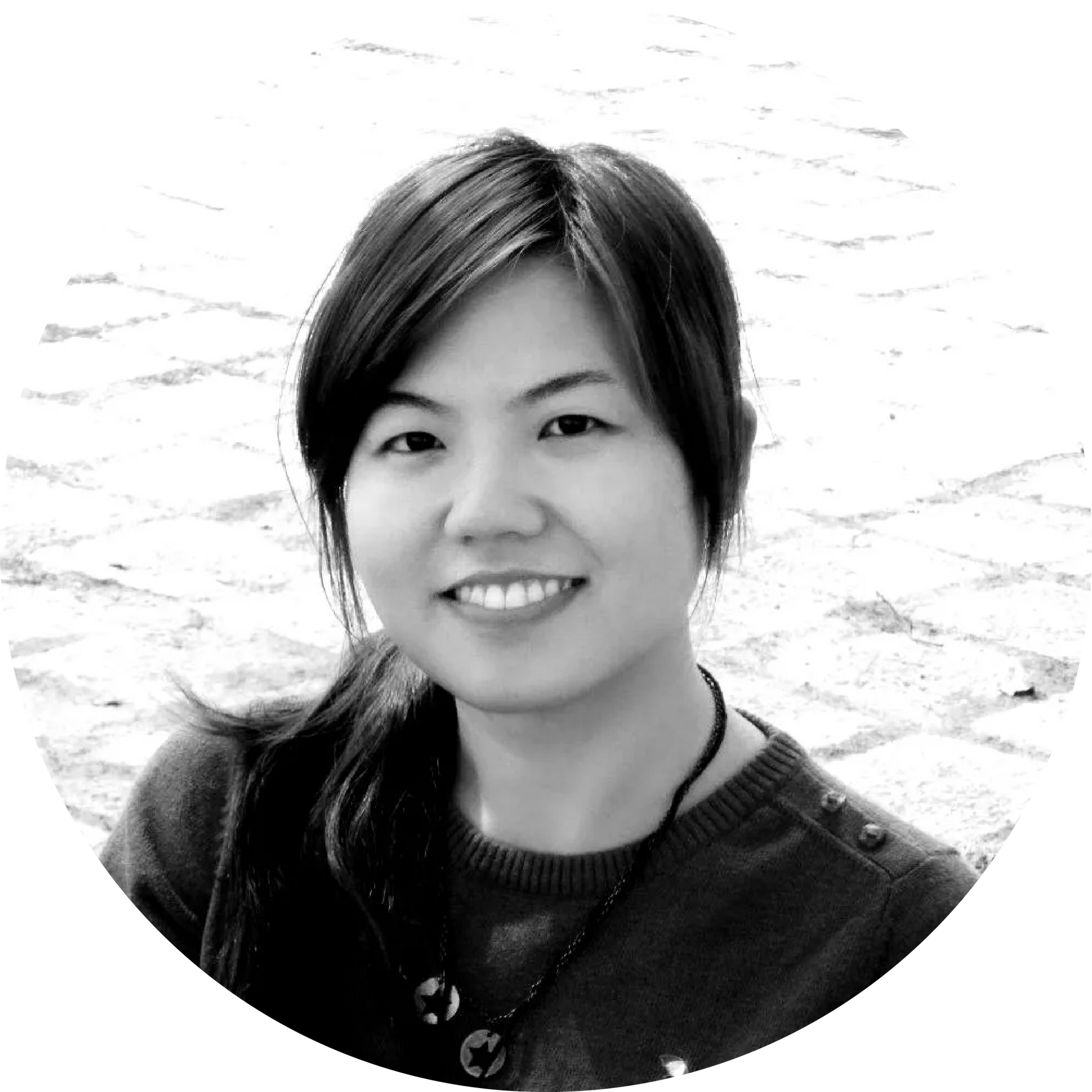 黑白照片中的一個女人正在微笑