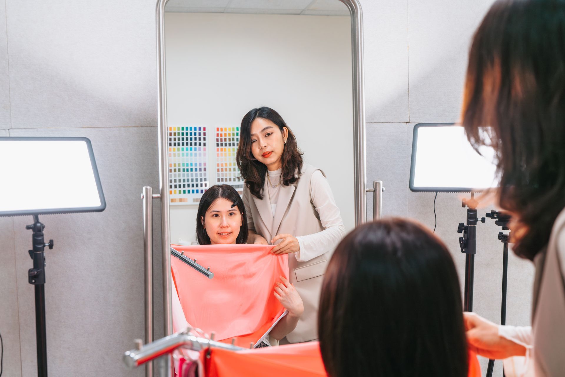 一個女人站在鏡子前和另一個女人說話。