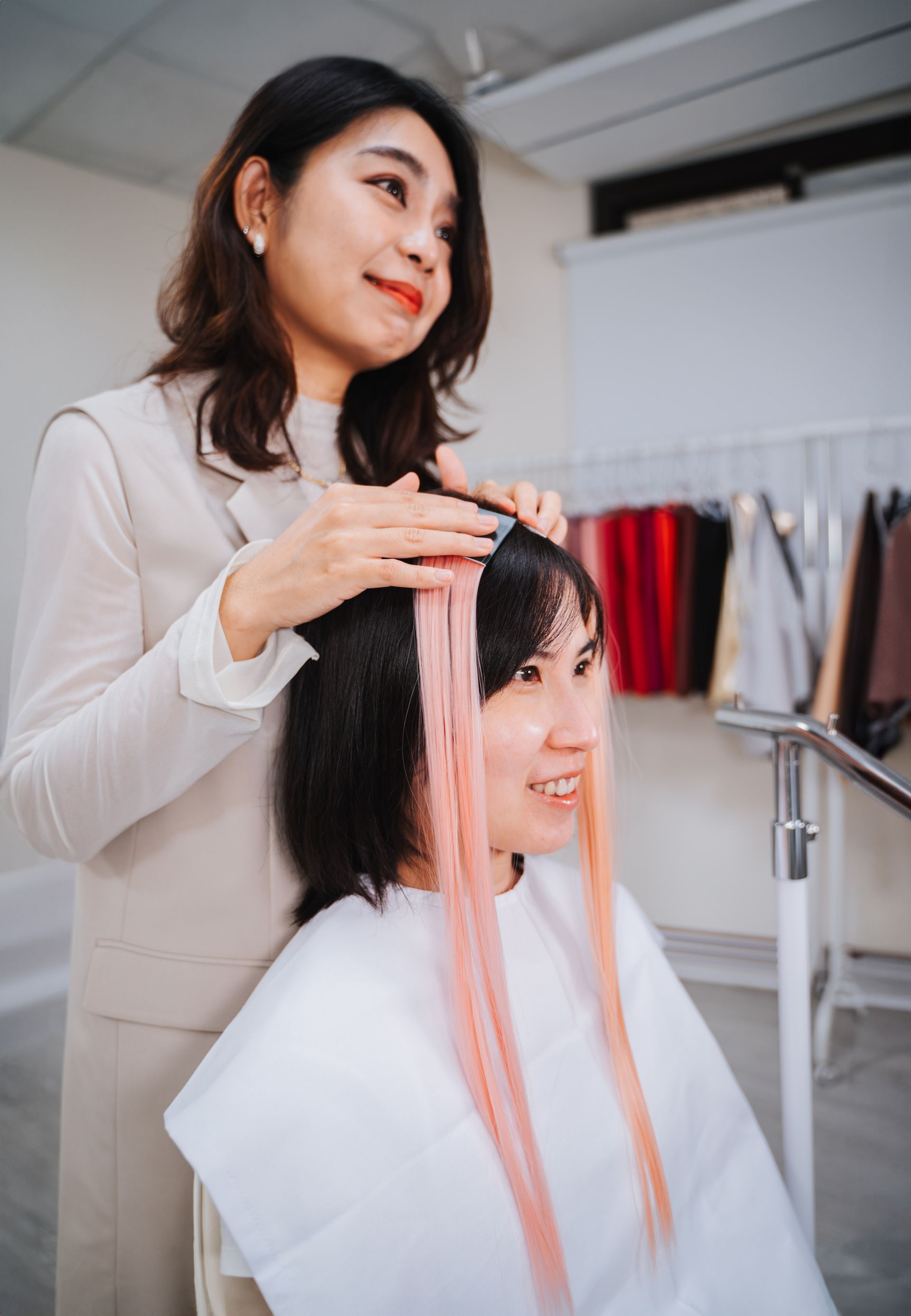 一位女士正在沙龍裡幫一位女士剪頭髮。