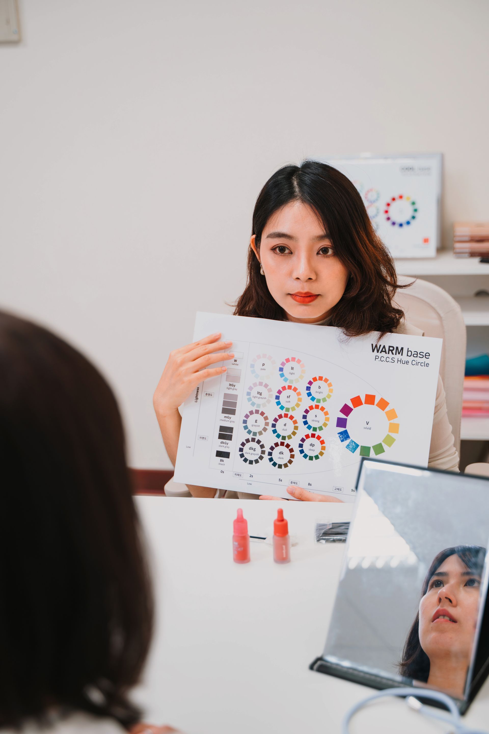 一個女人在鏡子前拿著一張紙。