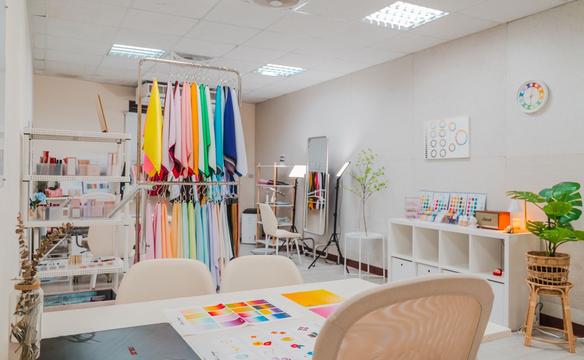 房間裡有一張桌子和椅子,牆上掛著一個時鐘。