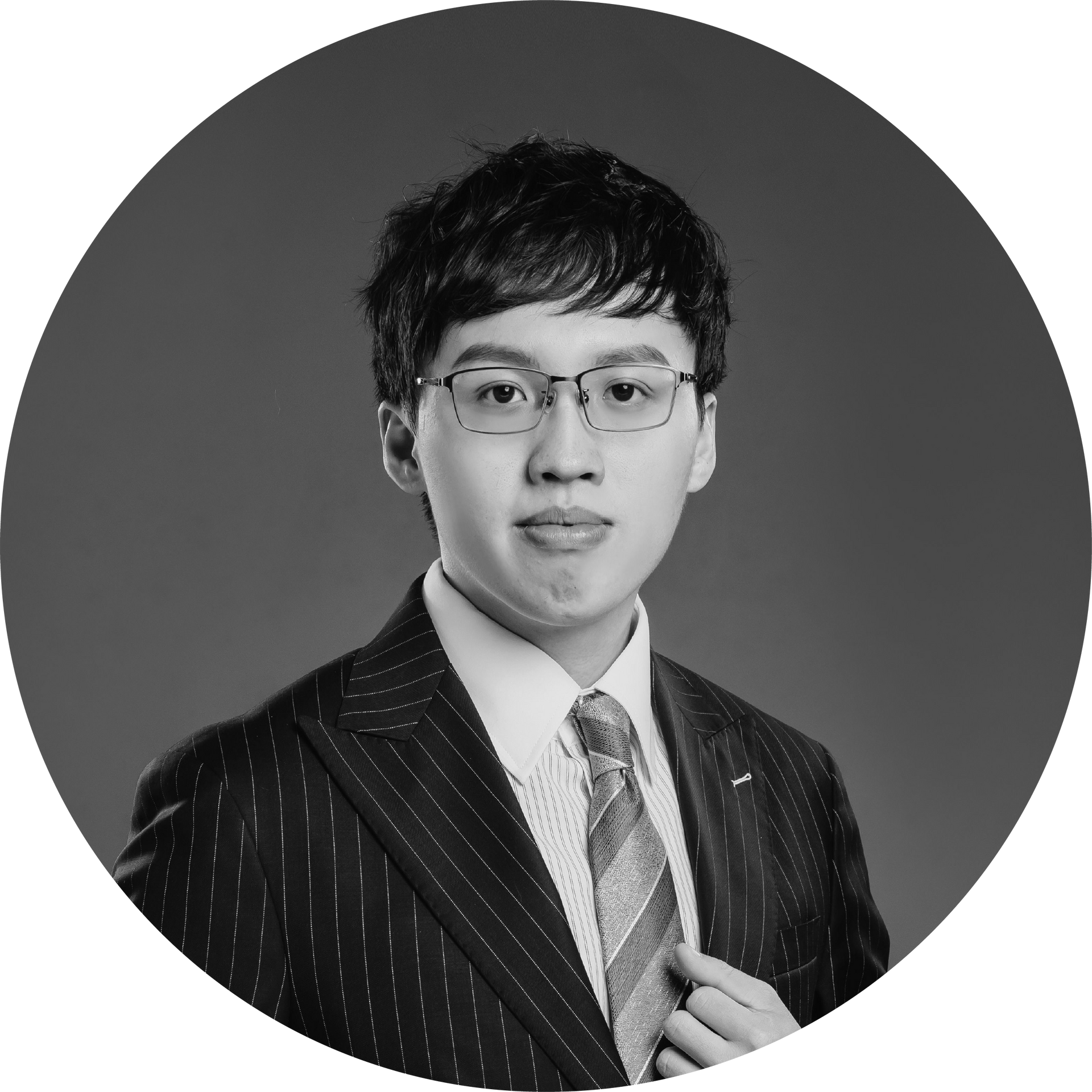 一個穿著西裝、打著領帶的男人圍成一圈站著。
