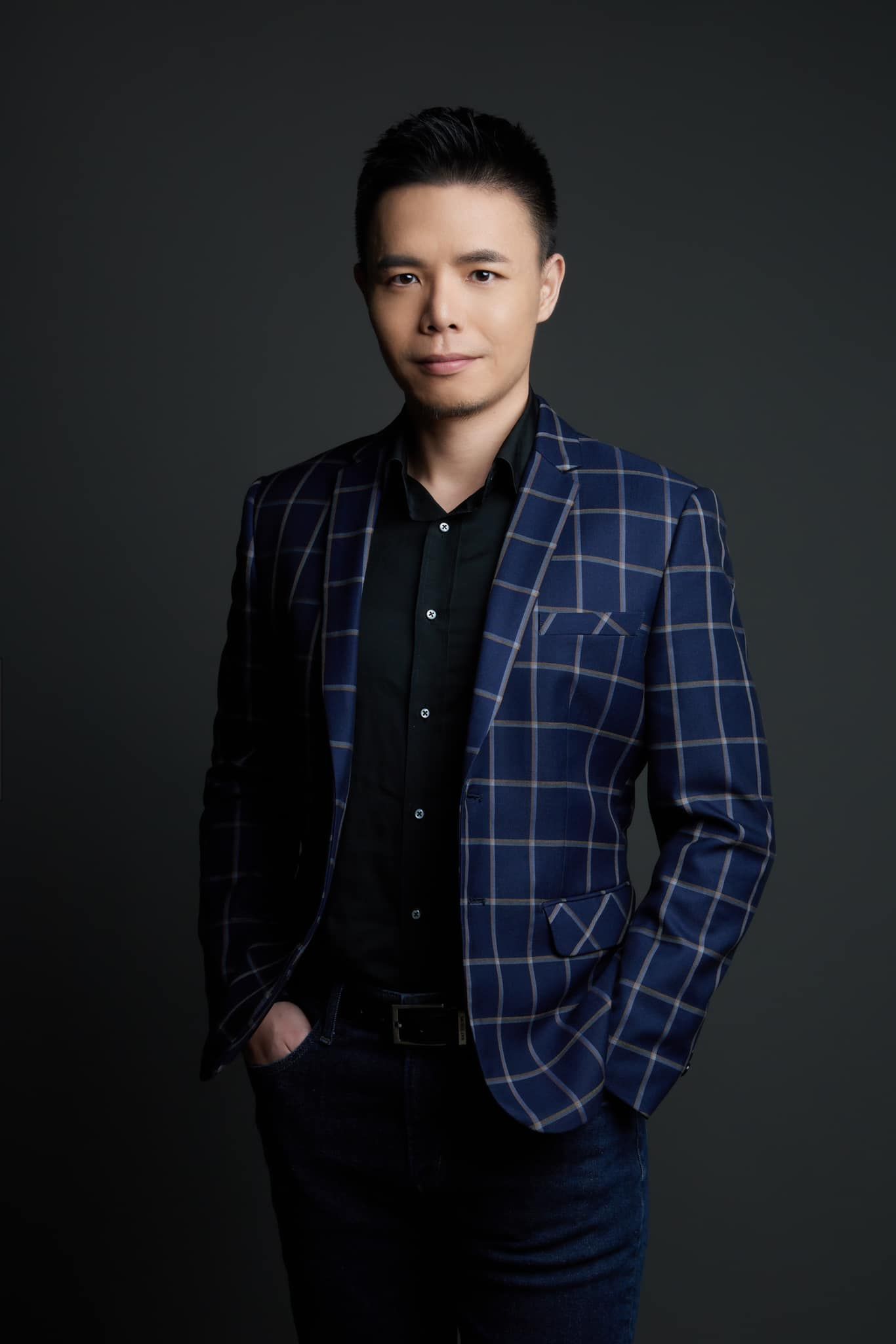 一位戴著墨鏡的女士坐在水體前的桌子旁