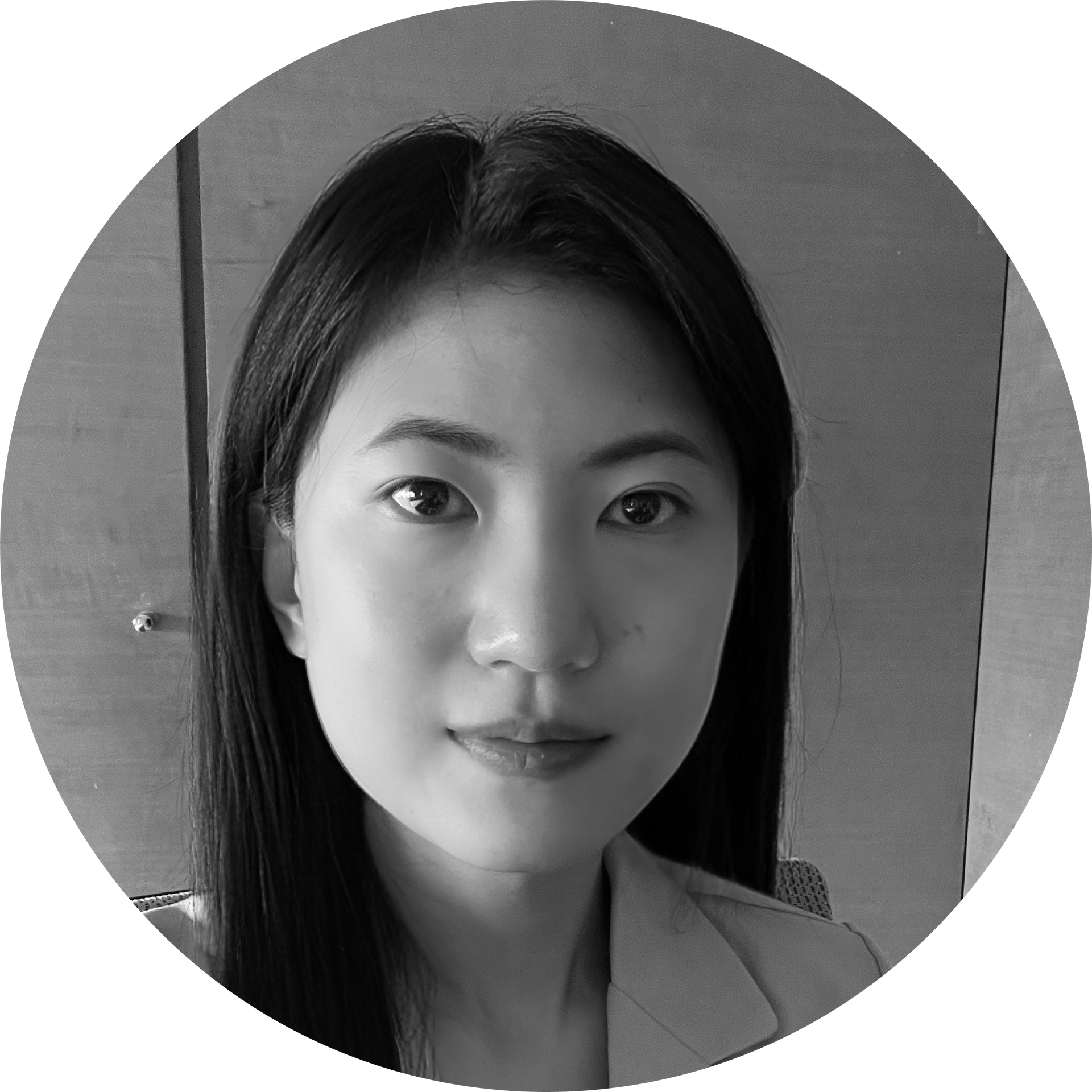 黑白照片中，一名身穿白色夾克的女子微笑著。