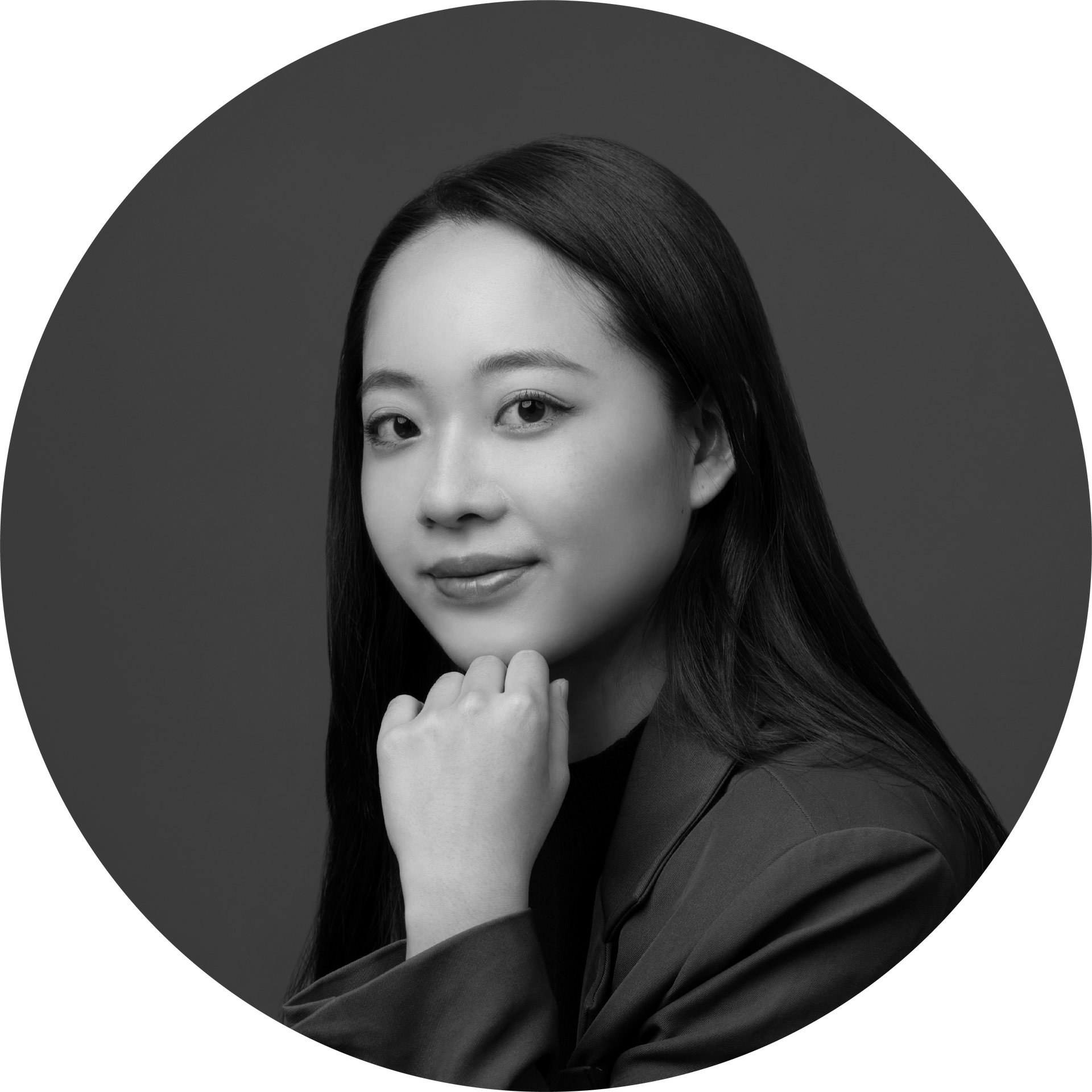 一張女人用手托著下巴的黑白照片。