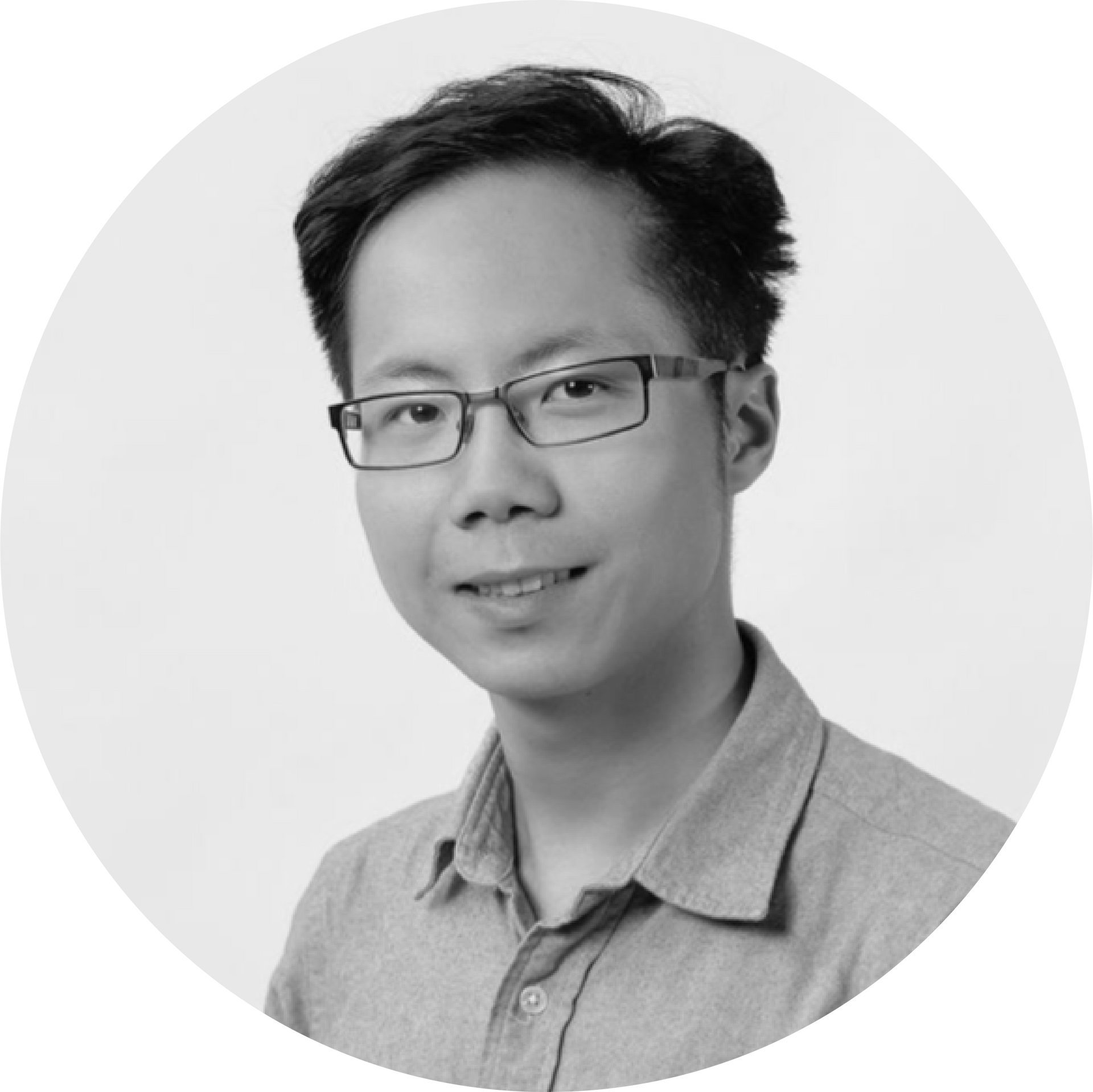 一張戴著眼鏡、穿著襯衫的男人的黑白照片。