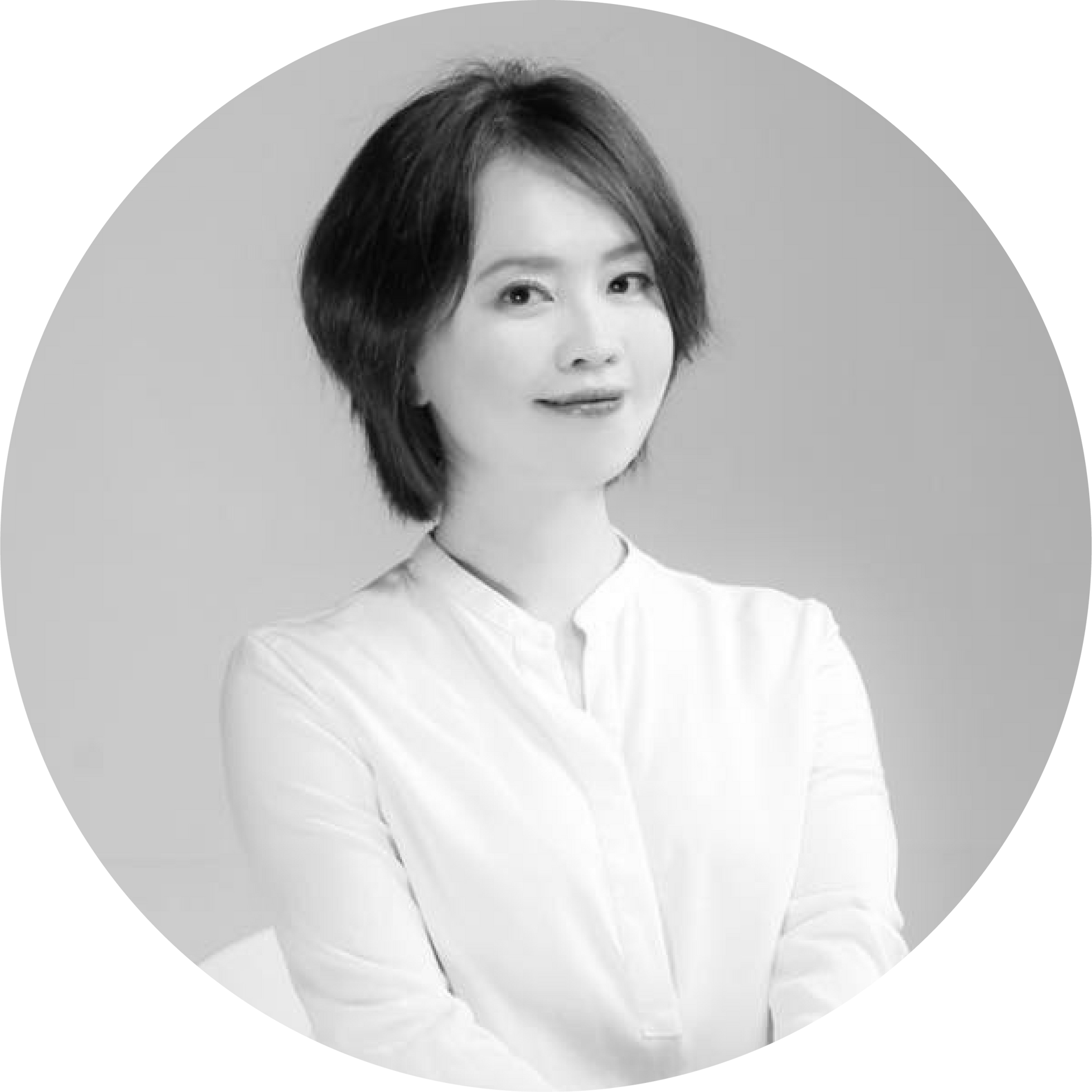 一張穿著白襯衫的女人的黑白照片。