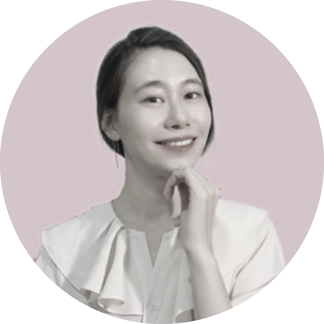 一張戴著眼鏡、穿著襯衫的男人的黑白照片。