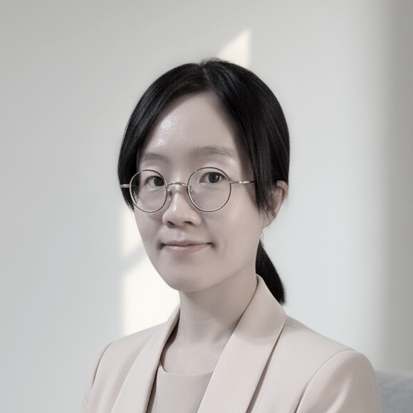 黑白照片中，一名身穿條紋襯衫的女子正在微笑。