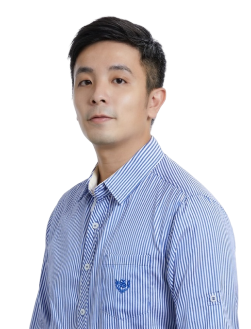 一個戴著眼鏡的男人坐在辦公桌前的電腦前。