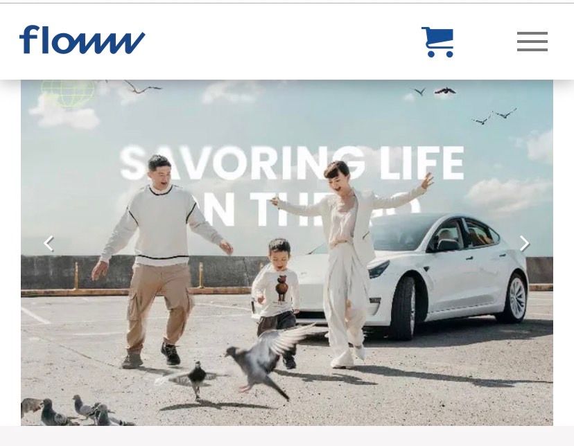 Flow 網站上，一家人站在一輛白色汽車前