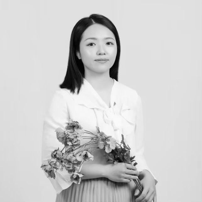 一張女人拿著一束花的黑白照片。