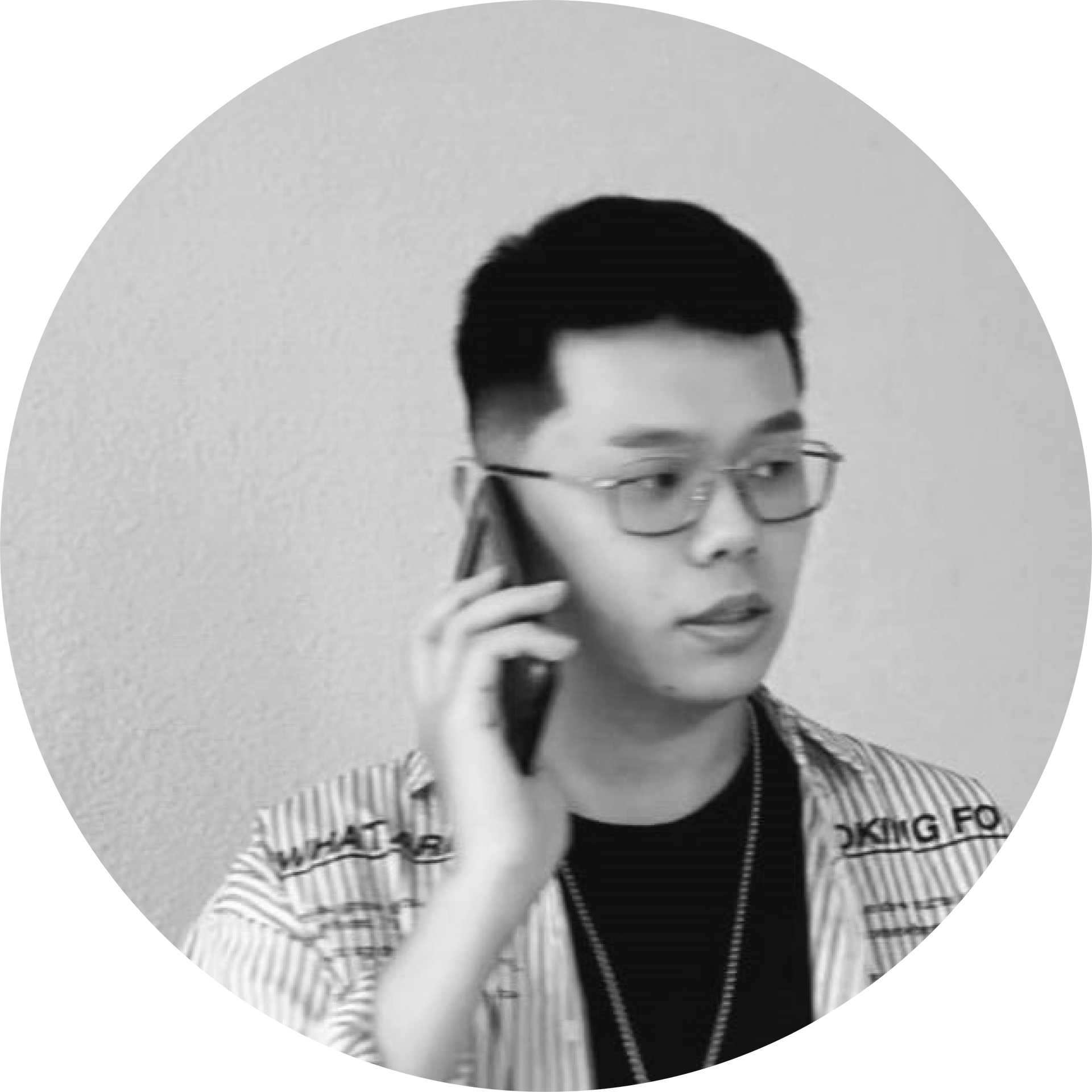 一個戴眼鏡的男人正在打電話