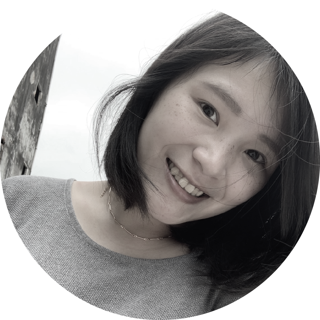 黑白照片中，一名身穿白色夾克的女子微笑著。