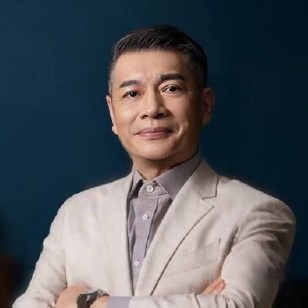 一張穿著西裝和黑色襯衫的男人的黑白照片。
