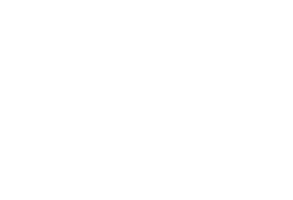一個戴著眼鏡的男人坐在辦公桌前的電腦前。