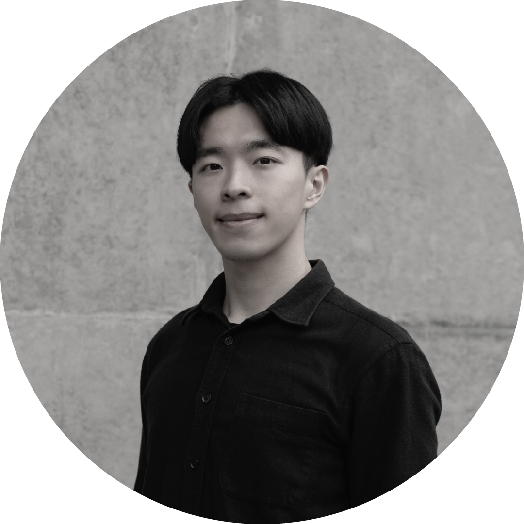 一張戴著眼鏡、穿著襯衫的男人的黑白照片。