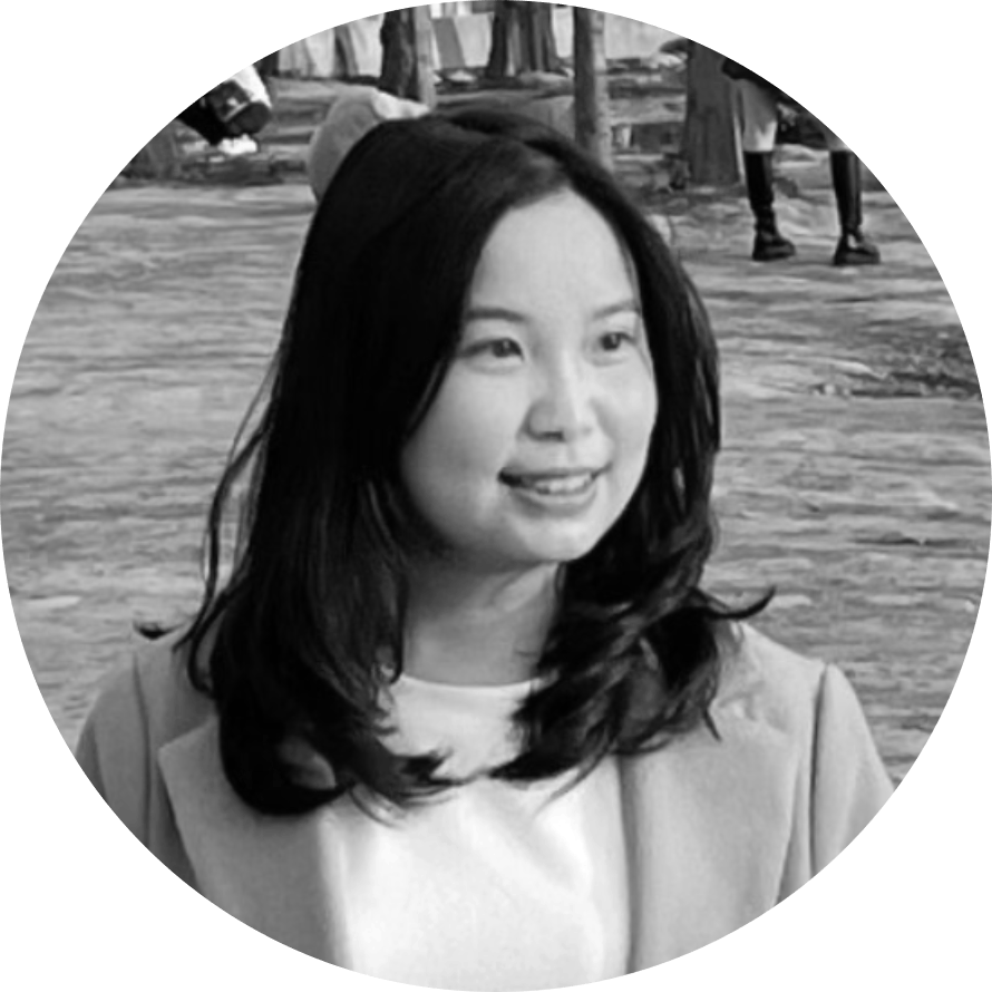 一張女人圍成一圈的黑白照片。