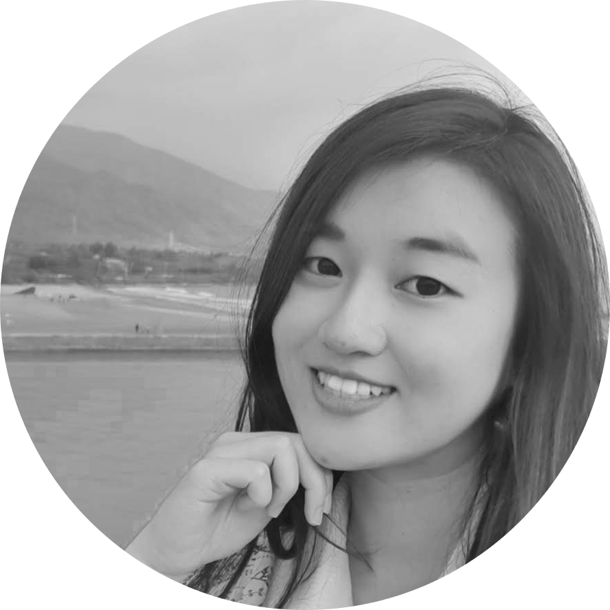 一張女人圍成一圈的黑白照片