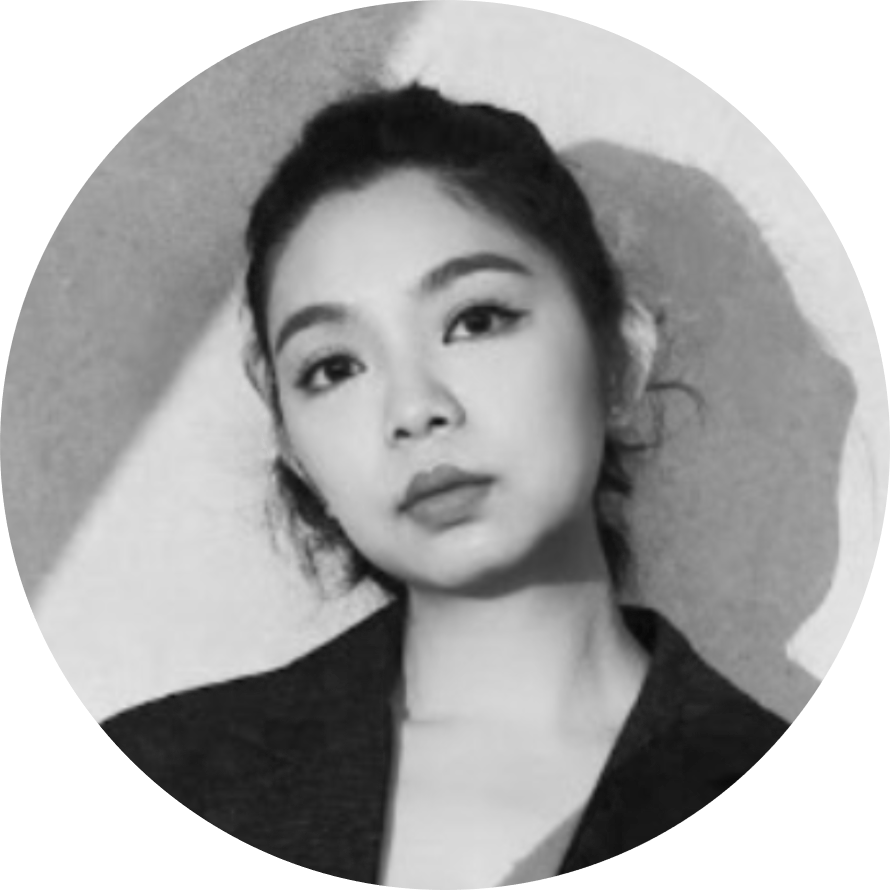 一張女人圍成一圈的黑白照片。