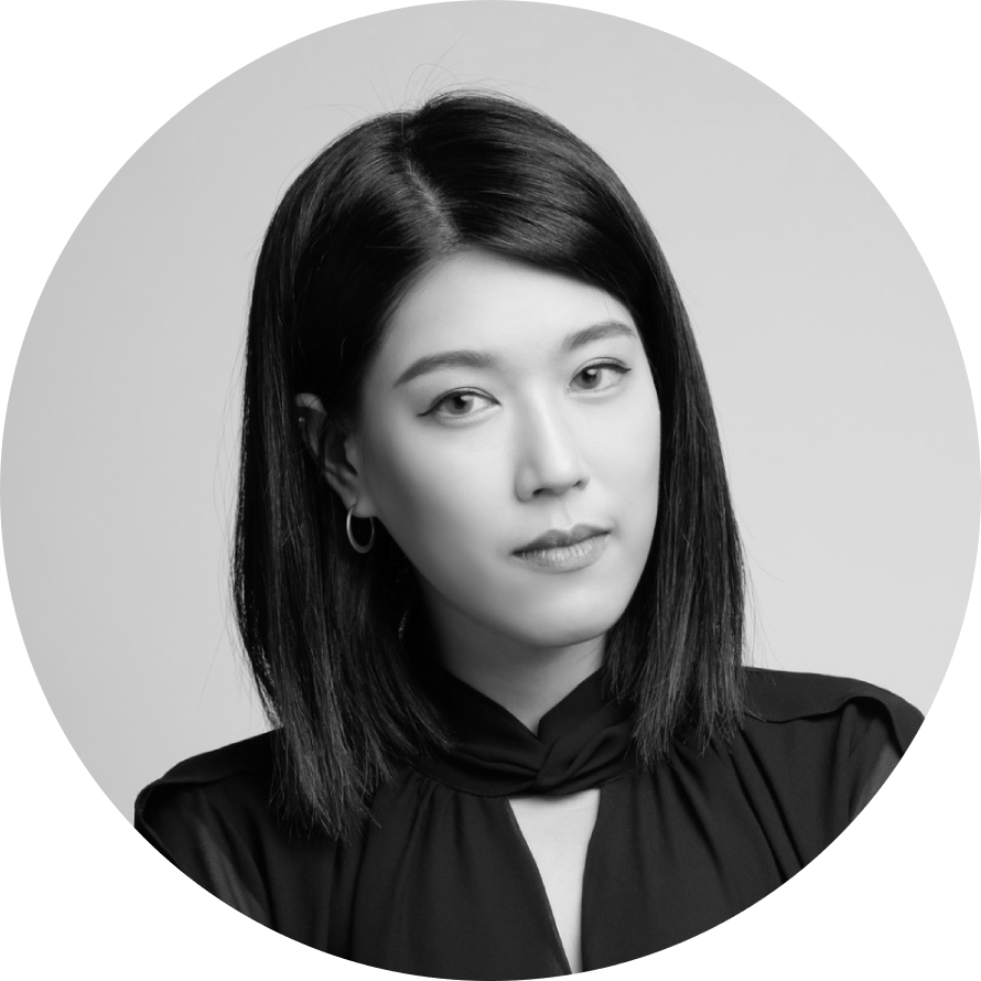 一張女人圍成一圈的黑白照片。