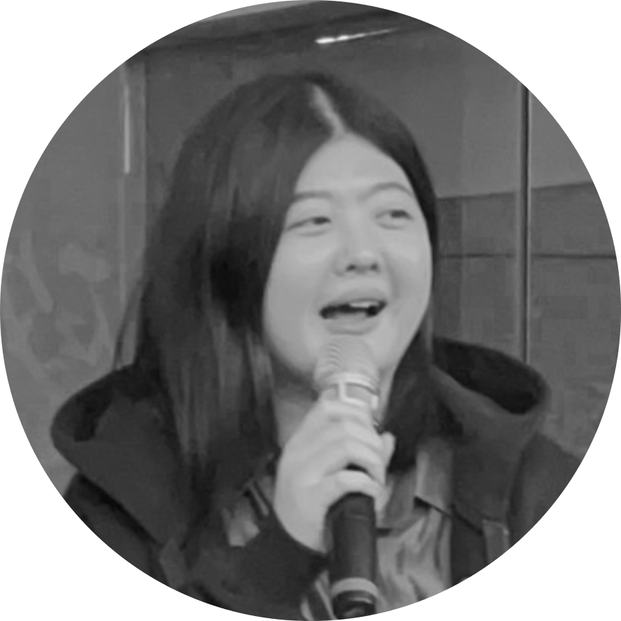 一張女人對著麥克風唱歌的黑白照片