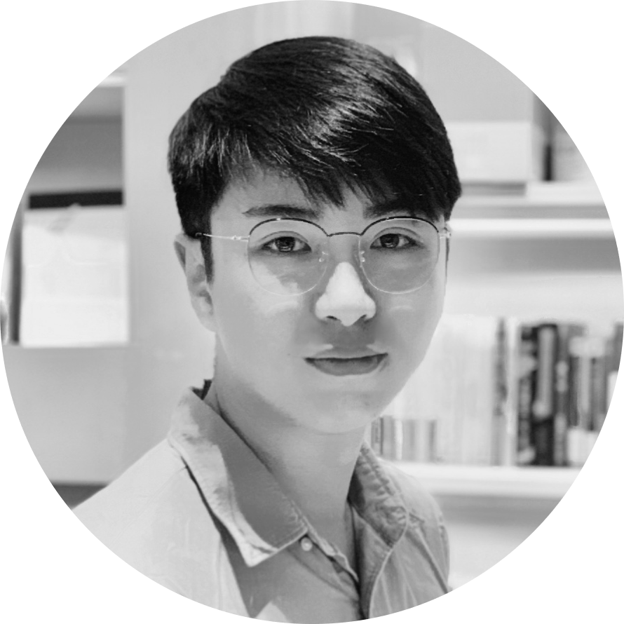 一張戴眼鏡的年輕人的黑白照片。