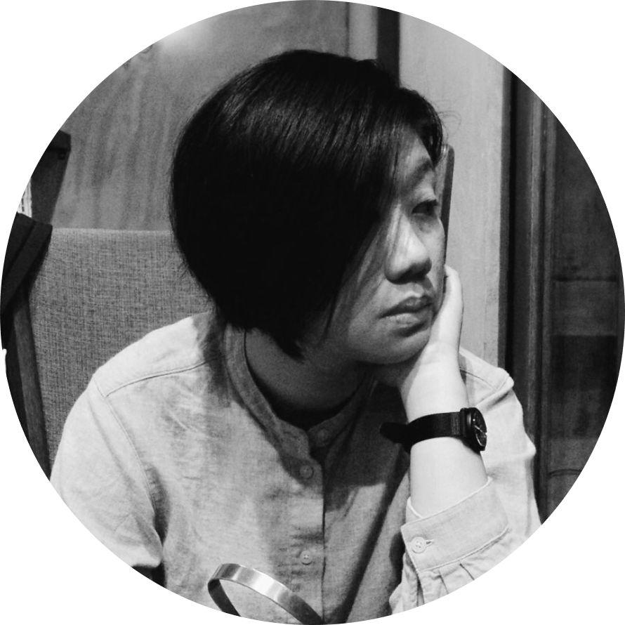 一張戴著手錶的女人的黑白照片