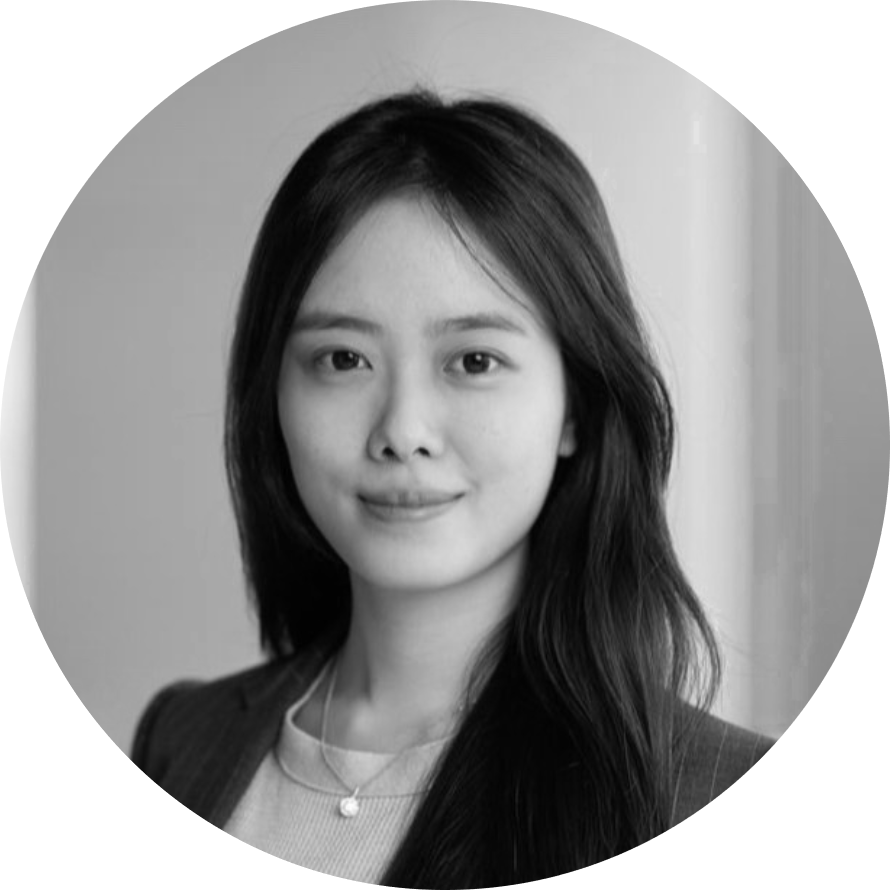一張女人圍成一圈的黑白照片。