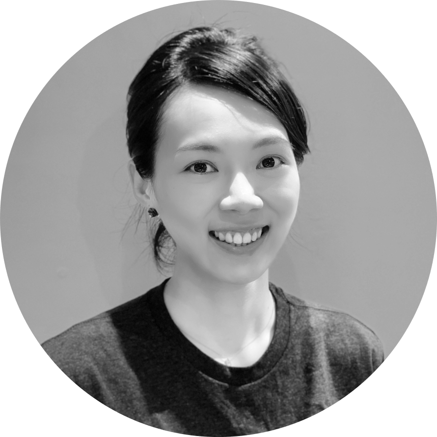 一張黑白照片，上面有一個微笑的女人圍成一圈。