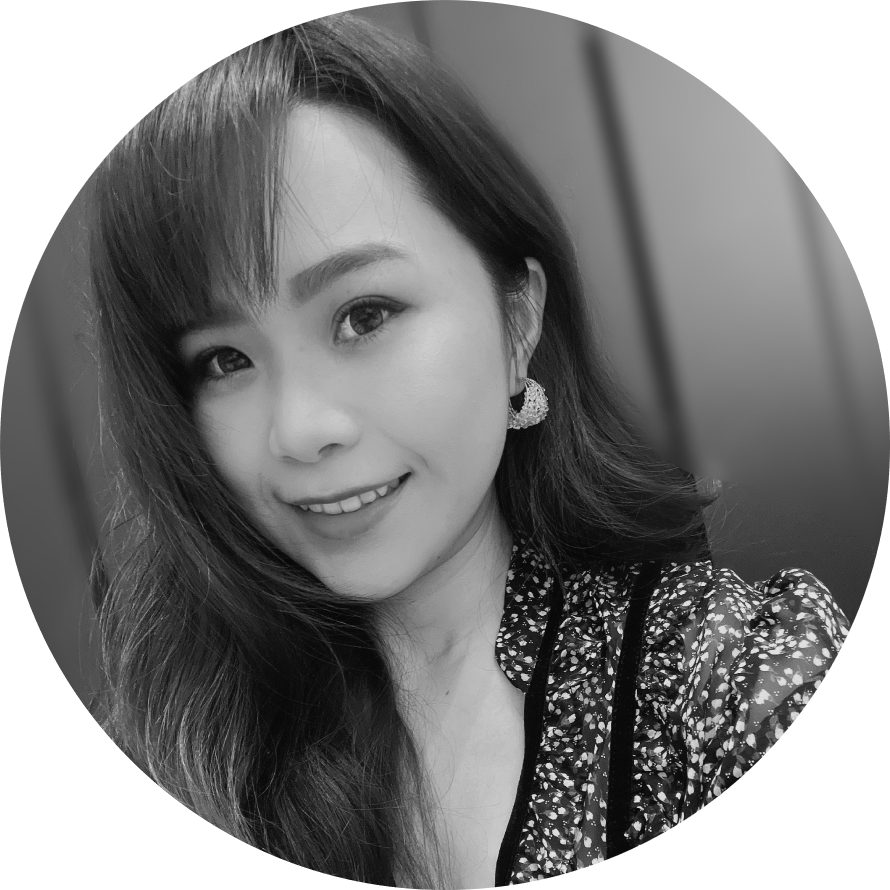 一張女人圍成一圈的黑白照片。