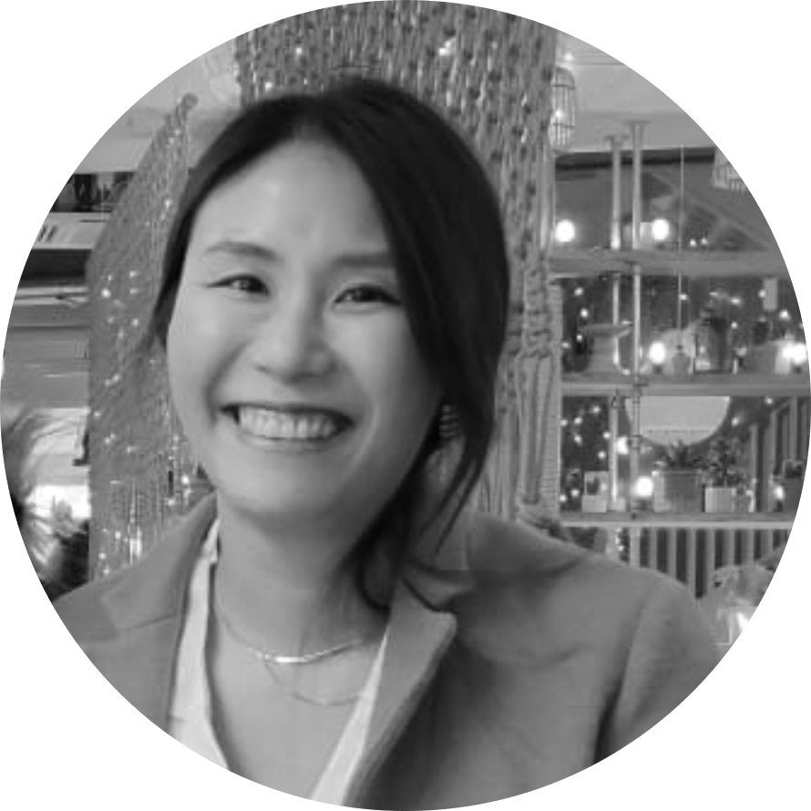 一張黑白照片，上面有一個微笑的女人圍成一圈