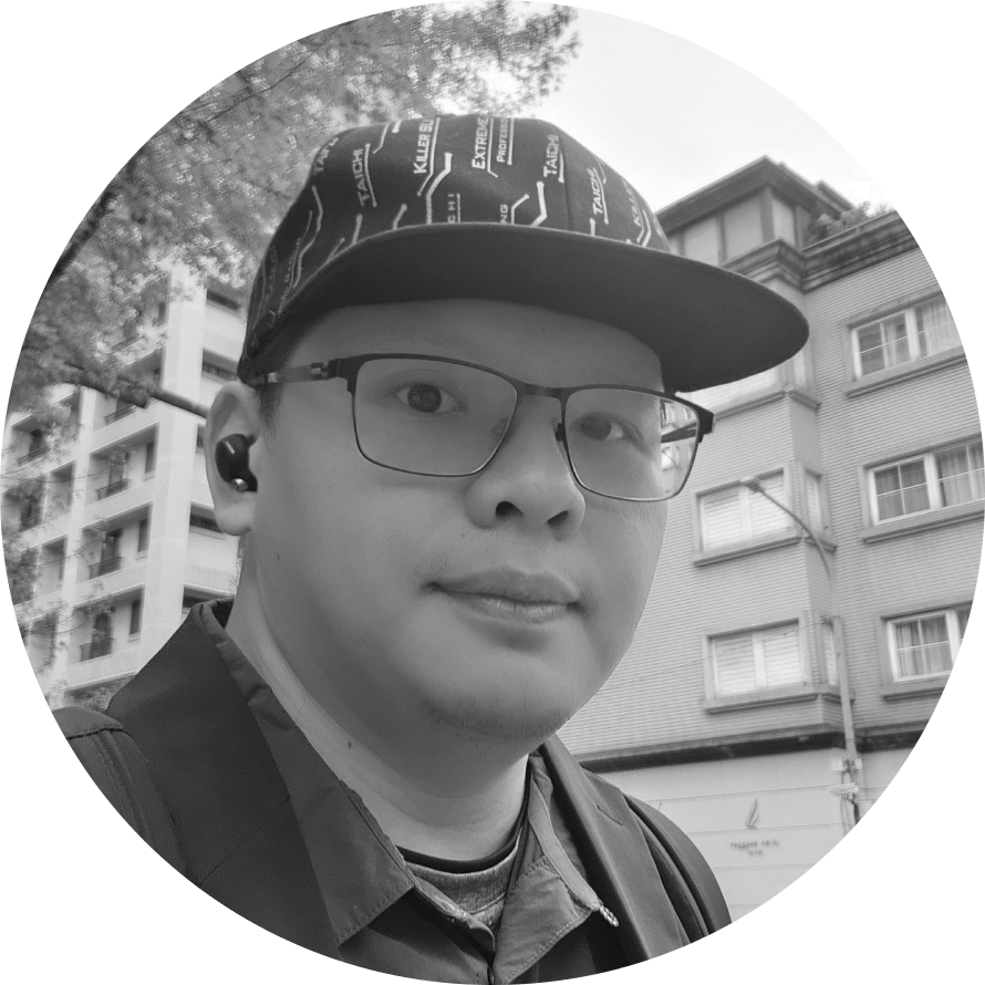 一張戴著帽子和眼鏡的男人的黑白照片