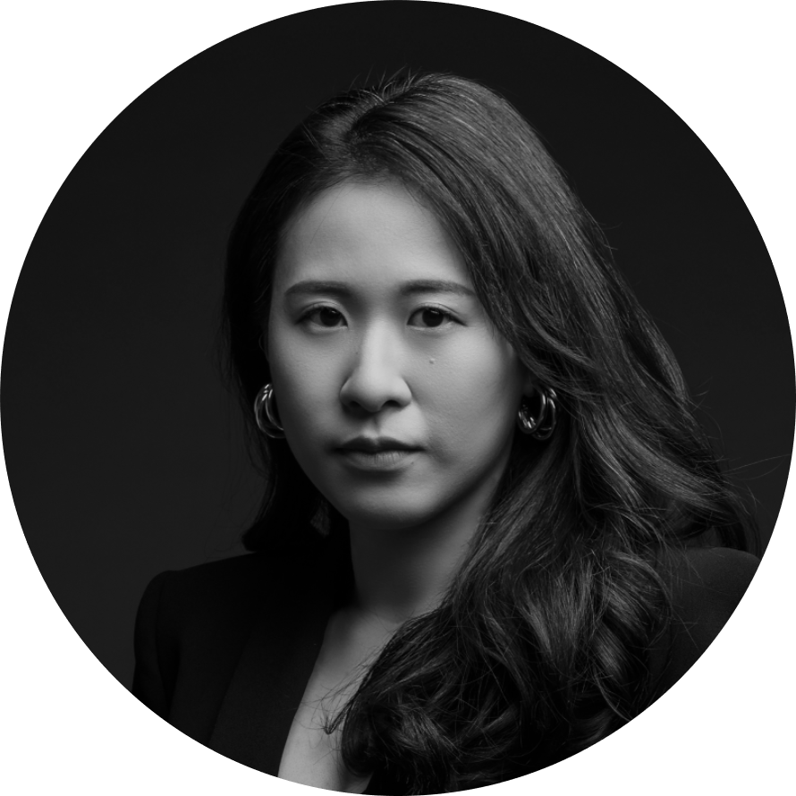 一張女人圍成一圈的黑白照片。