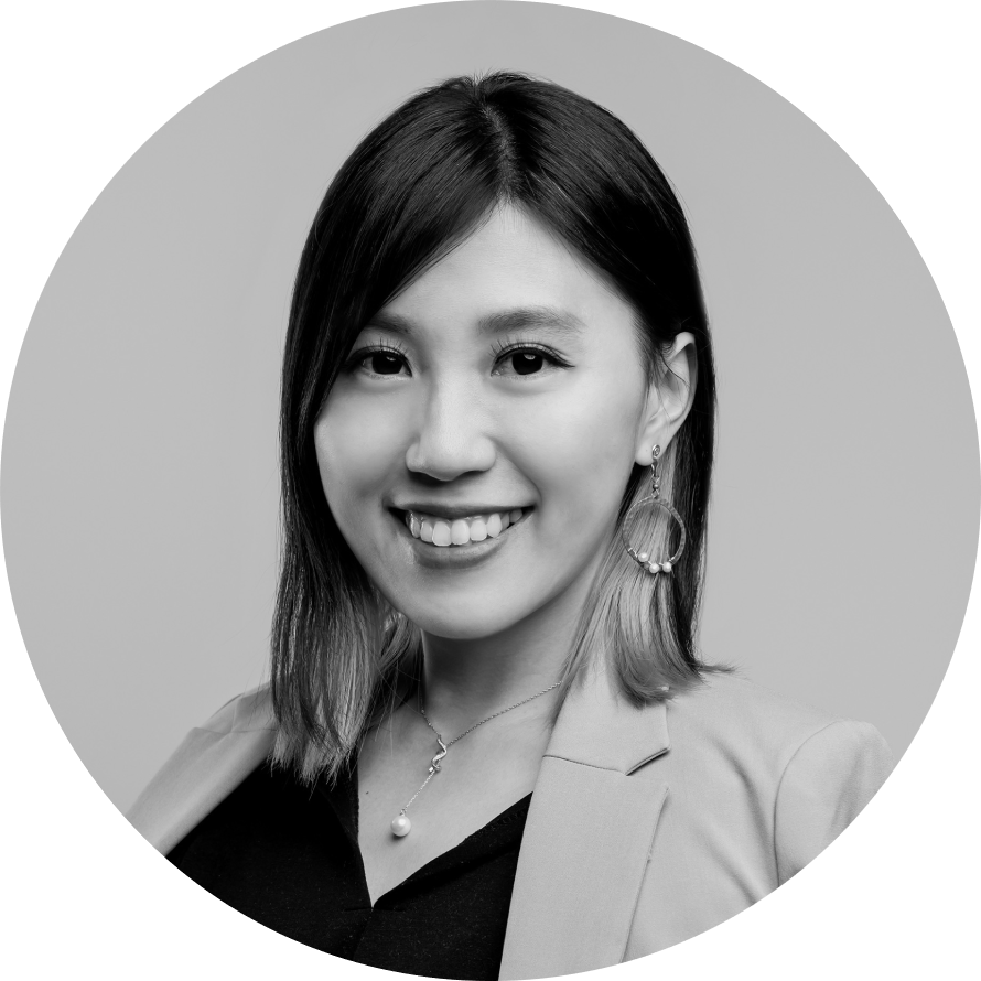 一張黑白照片，上面有一個微笑的女人圍成一圈。
