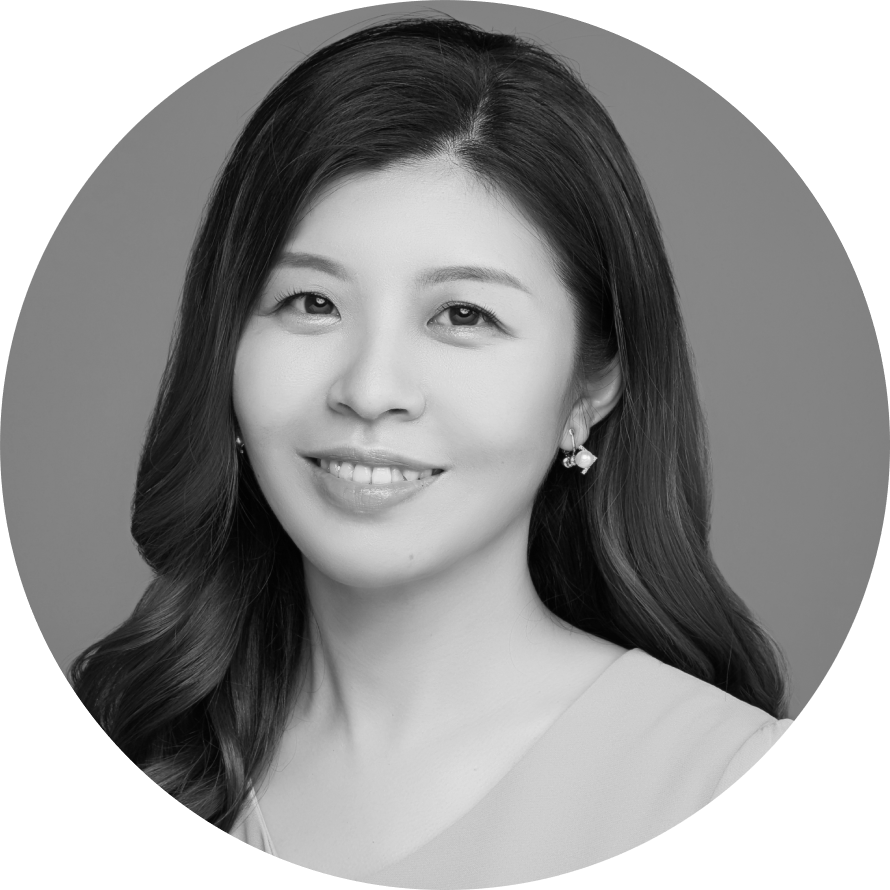 一張黑白照片，上面有一個微笑的女人圍成一圈。