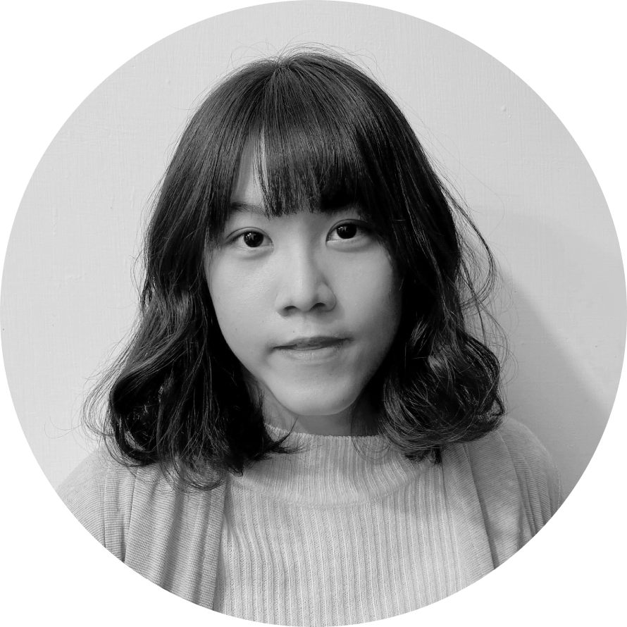 一張圈著短髮的女人的黑白照片。