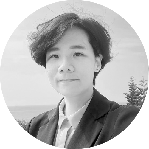 一張穿著西裝打領帶的女人的黑白照片。